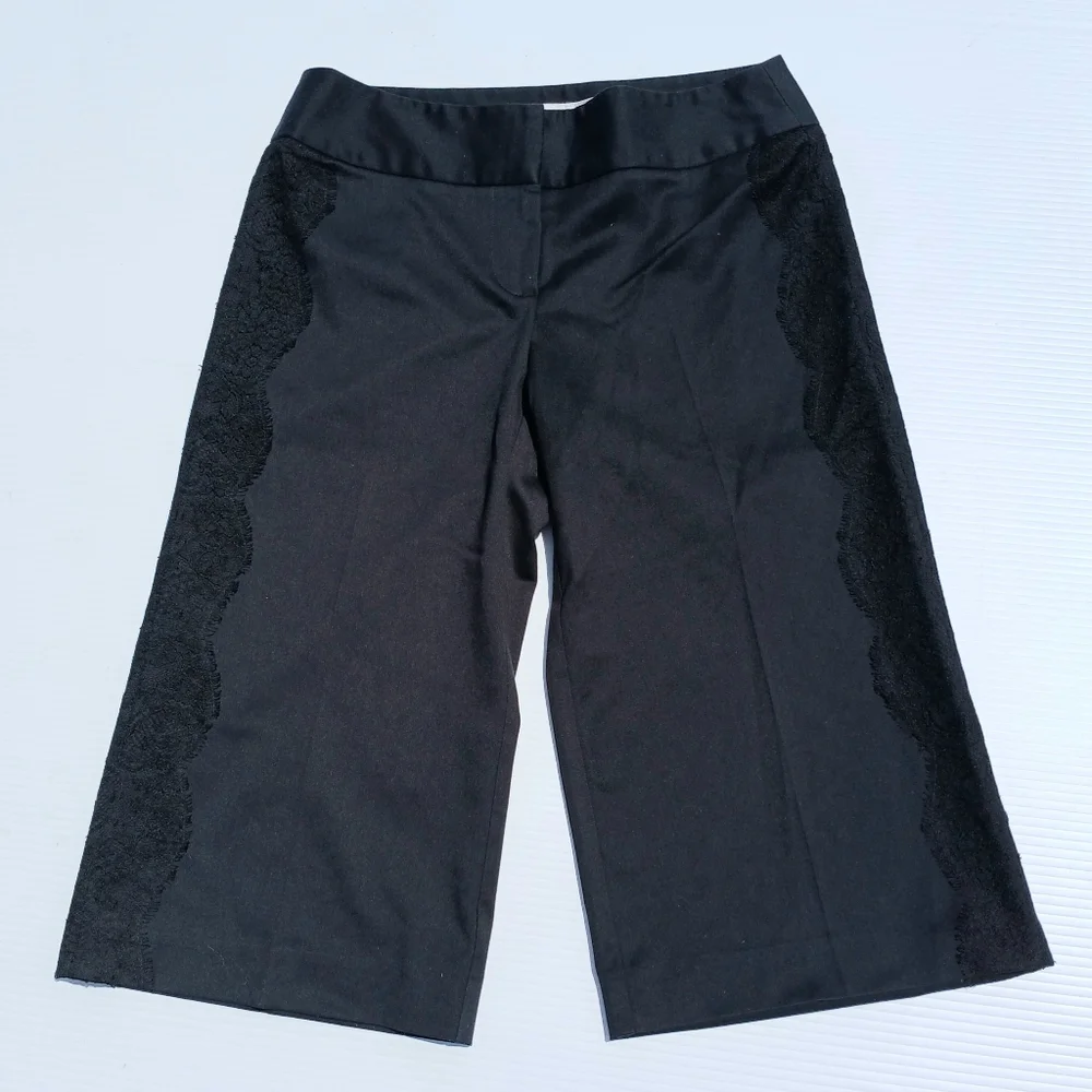 Trina Turk size 0 Black Lace Bermuda Length Dress Shorts Trouser Style Career XS